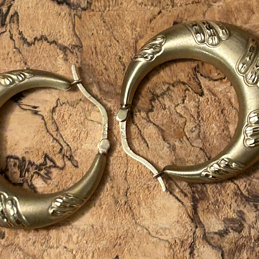 10k gold Gold Hoop Earrings 2.7 10k grams - Picture 2 of 4